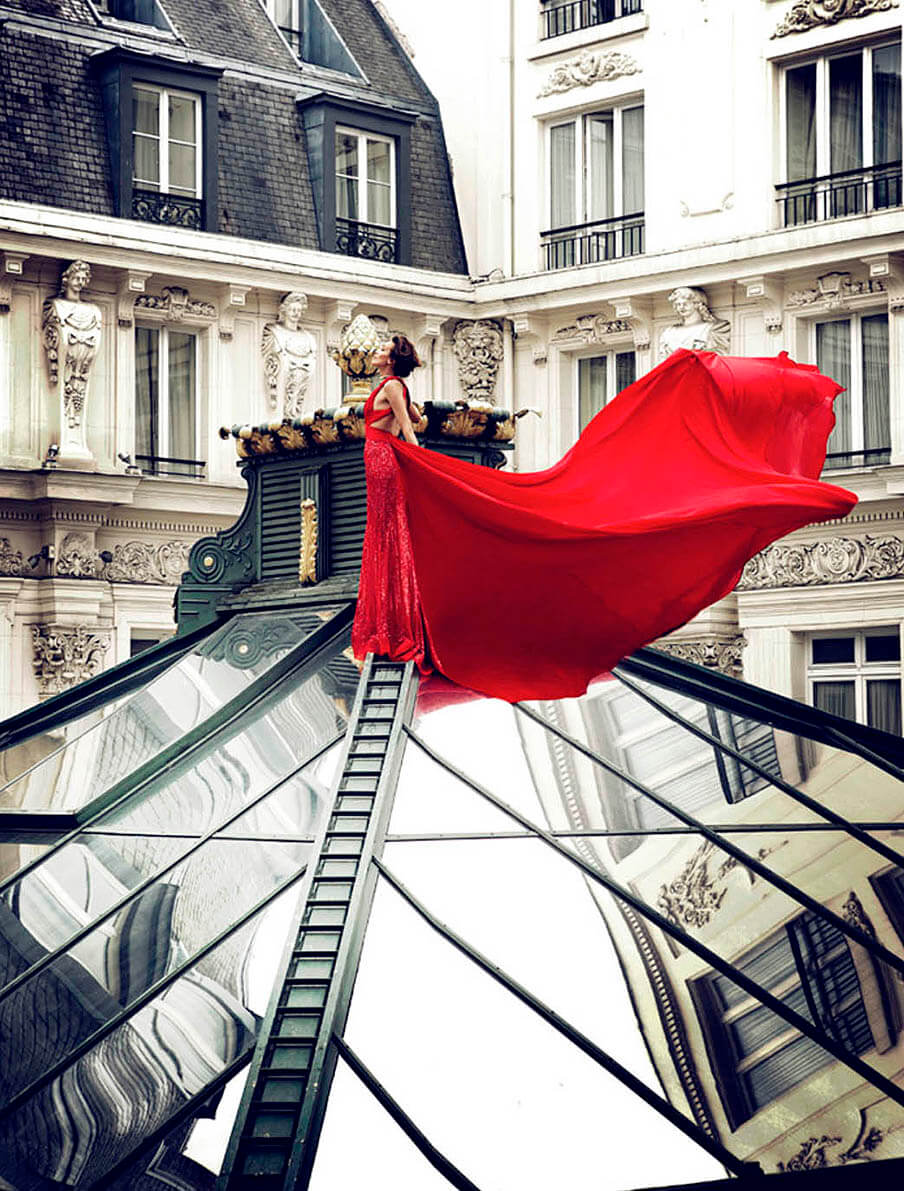 Nieves Álvarez posando en París fotografiada por Mario Sierra para una editorial de moda
