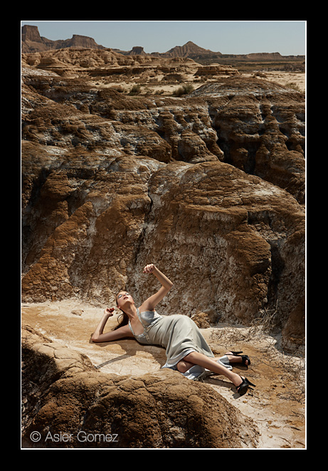 Fotografía editorial en el Desierto de las Bardenas por Asier Gómez, fotógrafo de moda