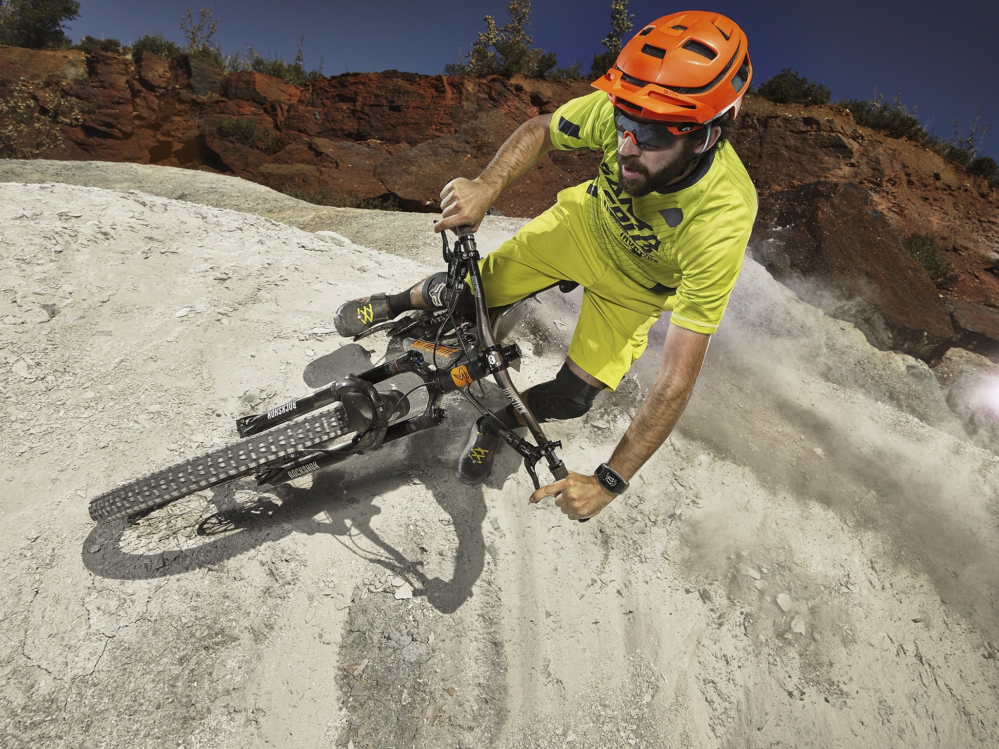 Bicicleta de montaña fotografiada con sincronización alta por Pablo Ferao
