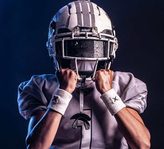 Retrato bien iluminado con un solo flash fuera de cámara