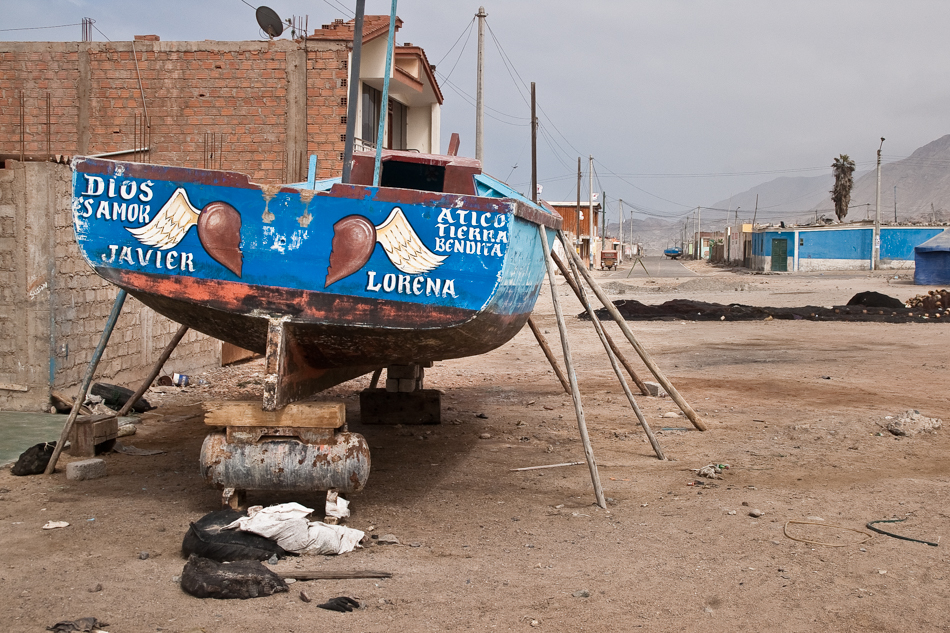 Barcas de pescadores en mitad de las calles de Atico