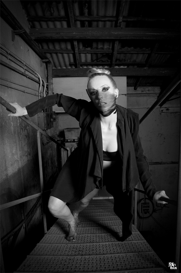 Sesión de fotografía editorial de moda con diseñadora Txell Miras por Joan Tous