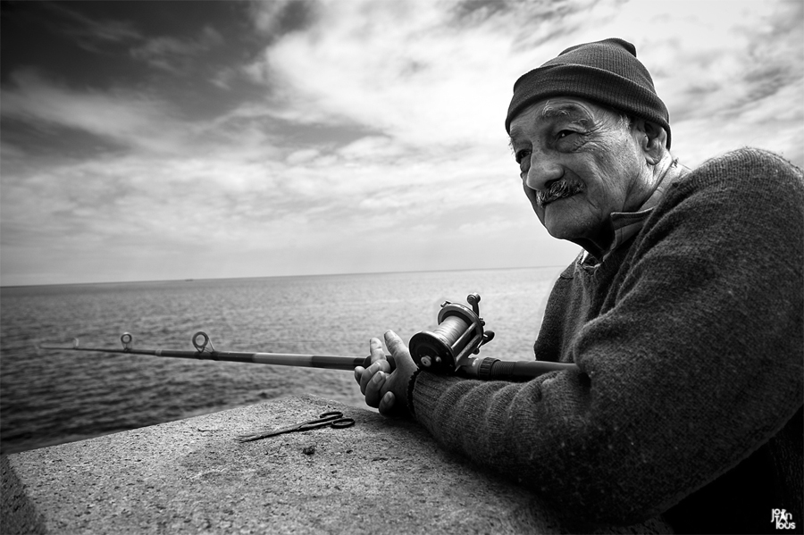 Retrato de un pescador en Montevideo fotografiado por Joan Tous