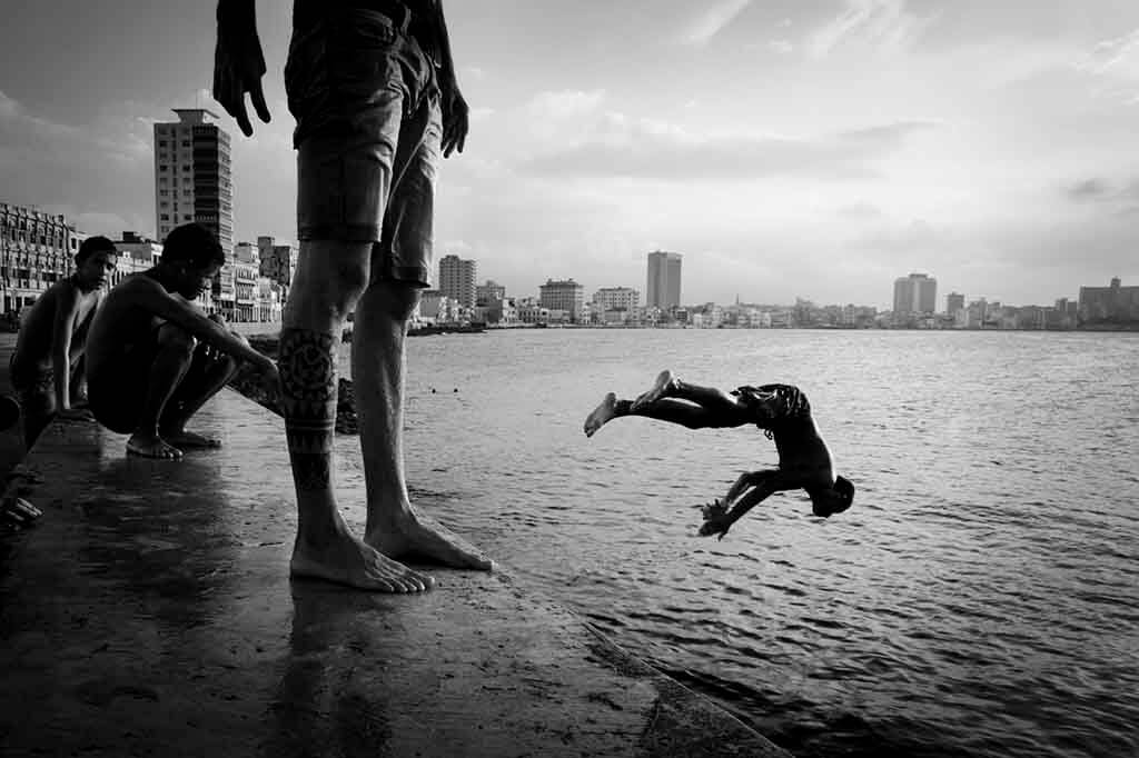 Saltadores en el Malecón por Luis Alarcón