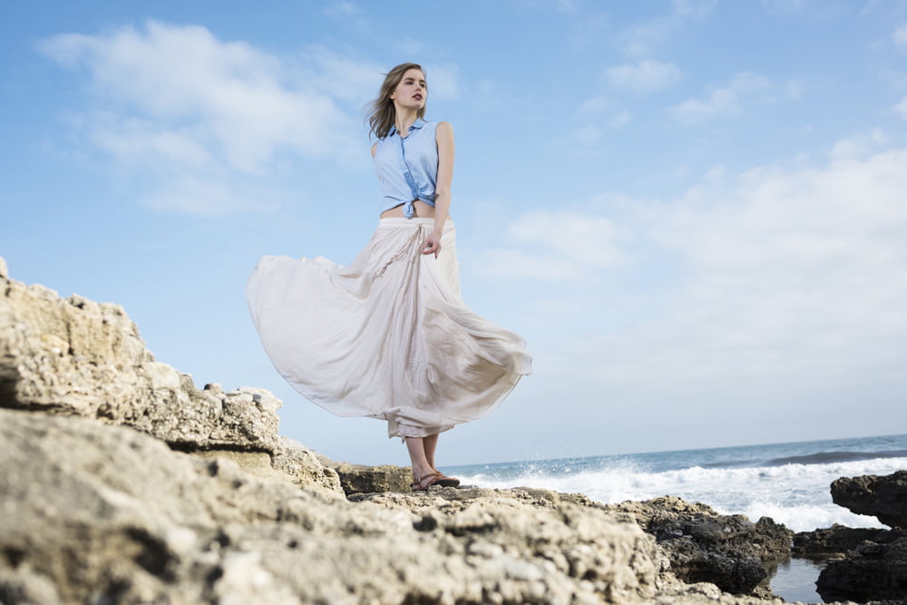 fotografía gran angular mujer en la costa