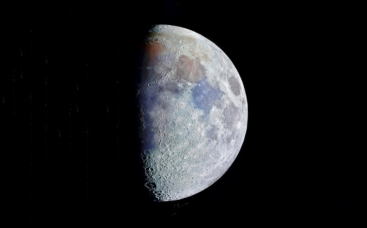 Foto de la luna a color con cráteres y detalles de la superficie lunar