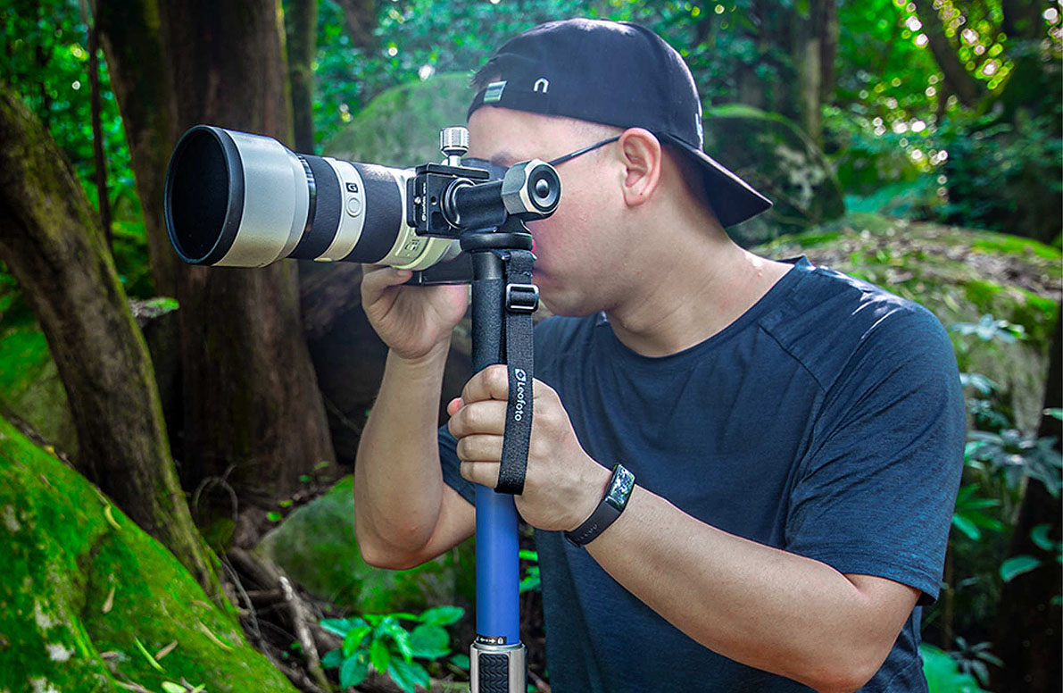 Fotógrafo con monopié logrando estabilidad