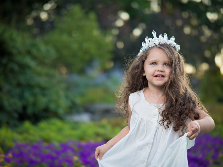 Retrato de niña con cámara realizado con el Olympus 45mm F1.2 PRO
