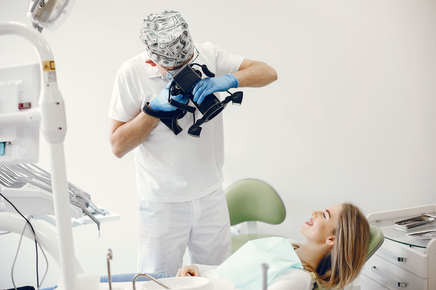 Dentista realizando fotografía dental a una paciente