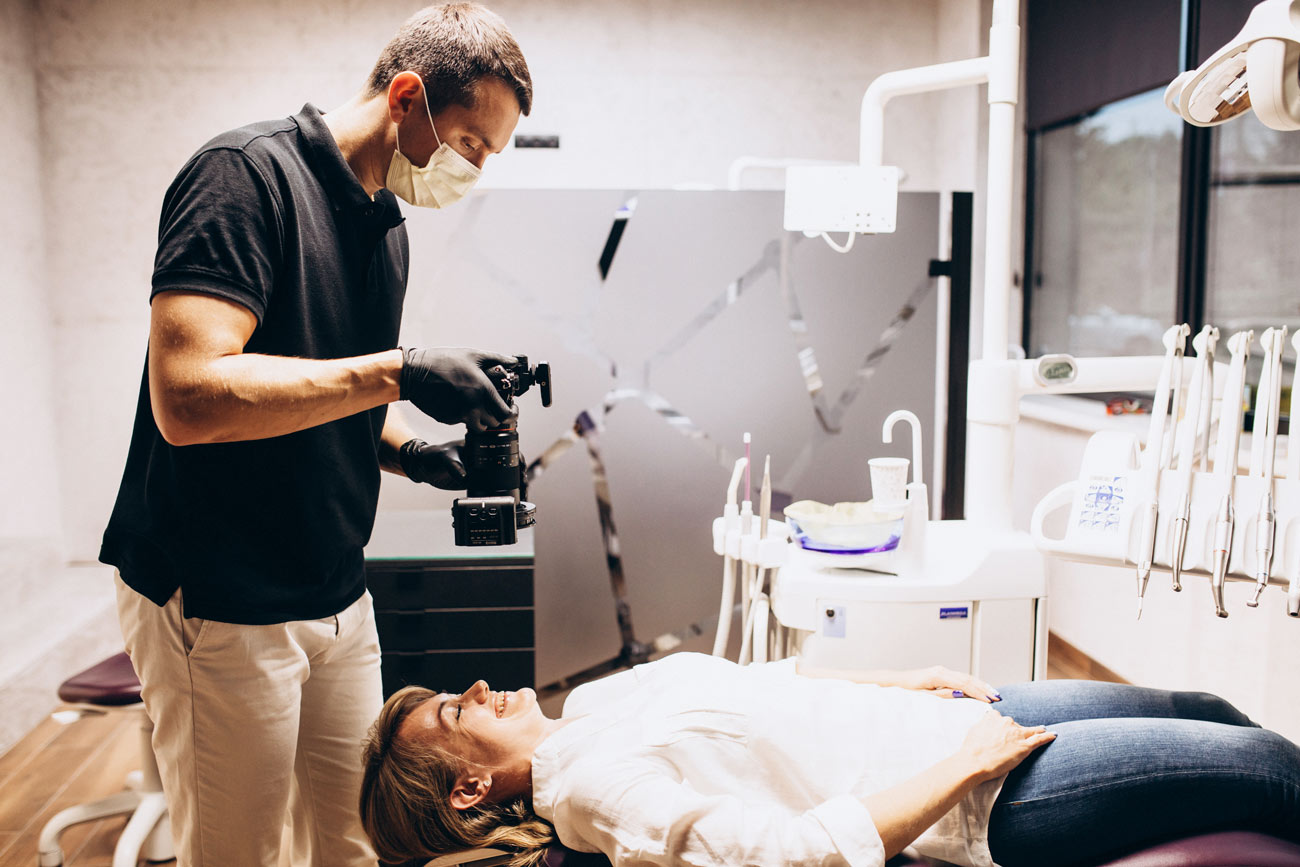 Paciente en posición cómoda para fotografía dental