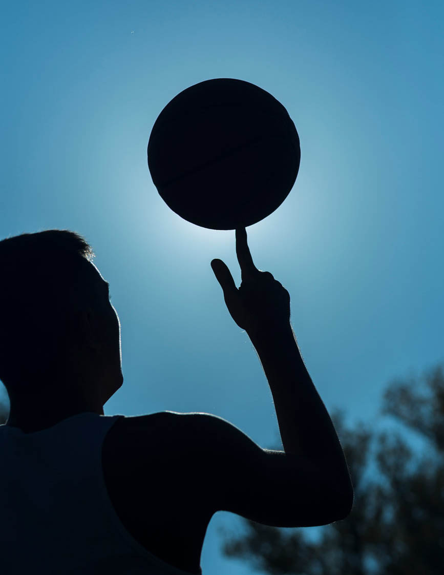 Jugador de baloncesto fotografiado a contraluz