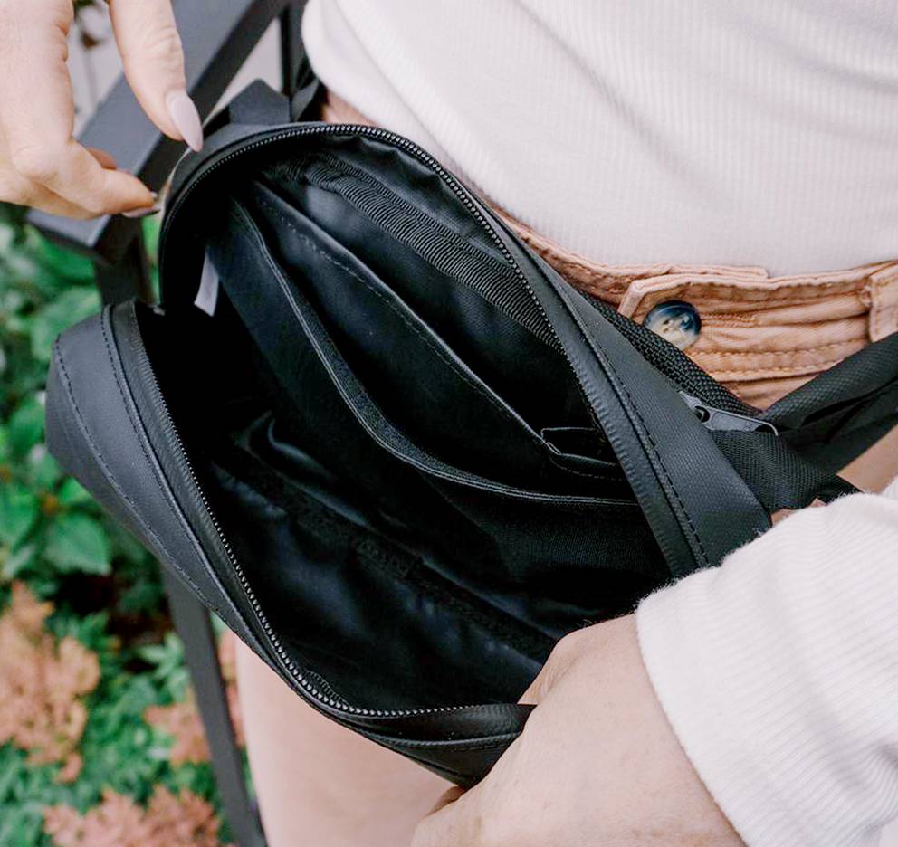 Compartimentos internos de la bolsa riñonera Wandrd D1 Fanny Pack