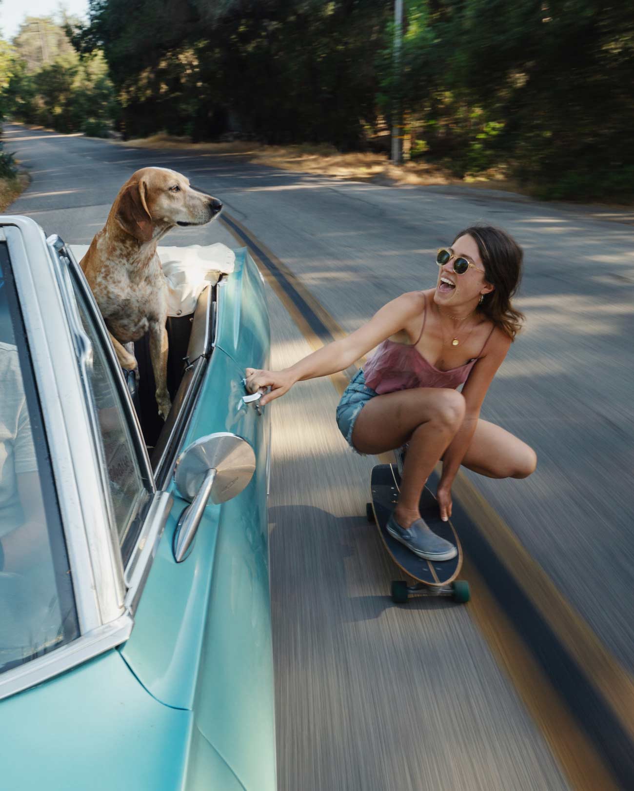Theron Humphrey con su perro en paisaje natural