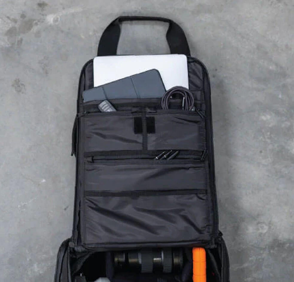 WANDRD Prvke bolsillo de la solapa interna para accesorios y ordenadores Bolsillo interno de la solapa de la mochila WANDRD Prvke, diseñado para organizar accesorios fotográficos y portátiles de manera segura