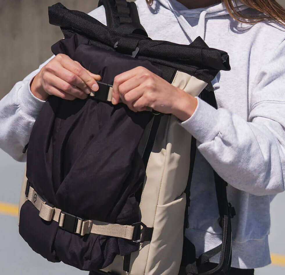 WANDRD Prvke correas y personalización de la mochila fotográfica Mochila WANDRD Prvke mostrando correas externas y opciones de personalización para accesorios