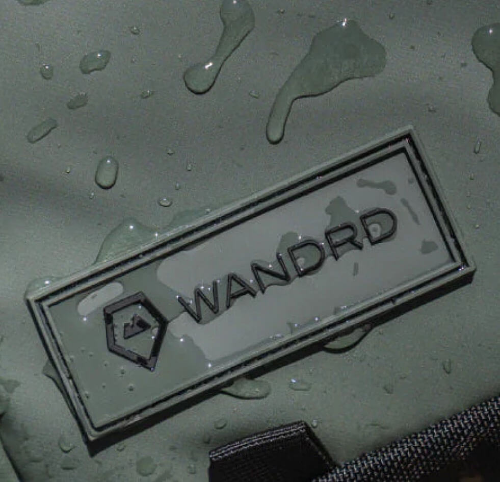WANDRD Prvke protección agua e intemperie Mochila WANDRD Prvke mostrando su resistencia al agua y protección frente a la intemperie