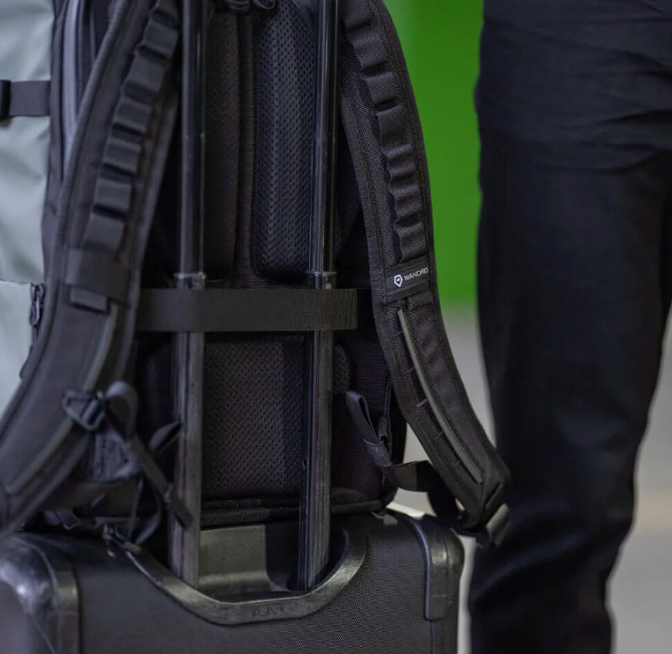 WANDRD Prvke para llevarse en trolley Mochila WANDRD Prvke colocada sobre un trolley, lista para viajar