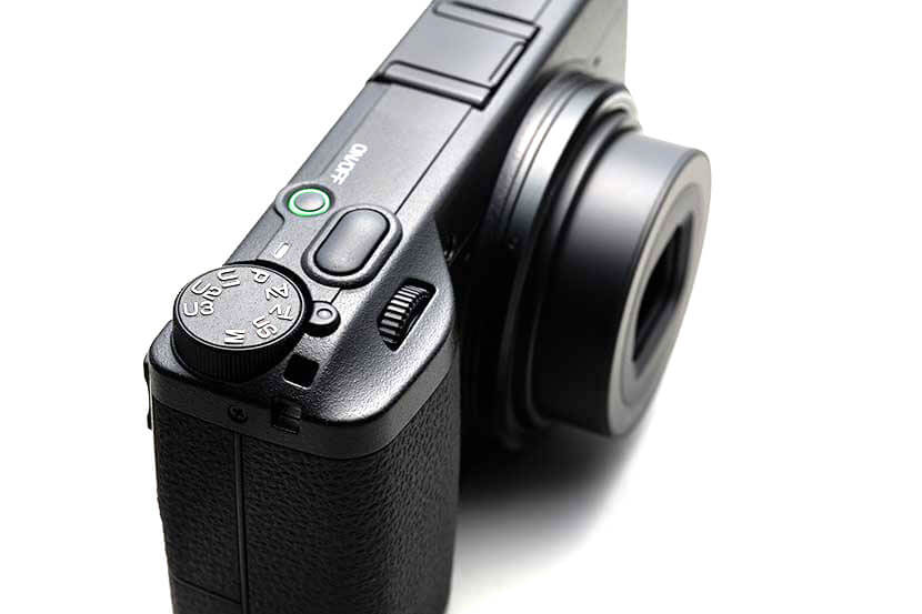 Ricoh GR IV vista superior mostrando pantalla táctil LCD y conectividad WiFi y Bluetooth