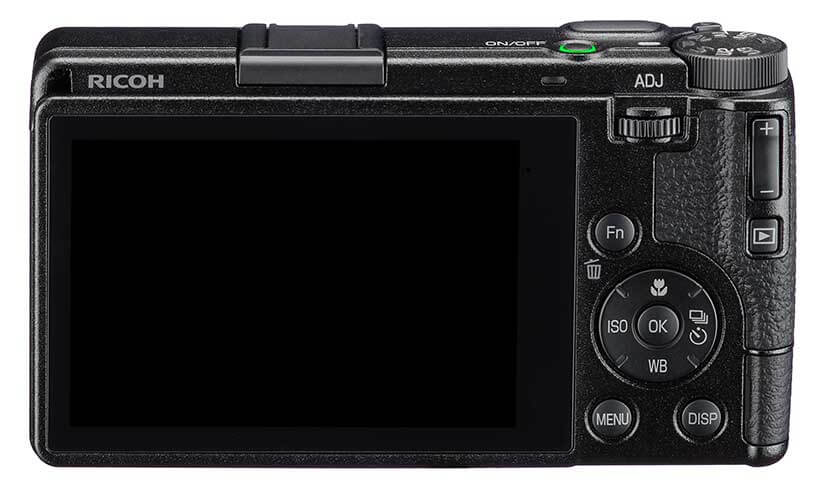 Ricoh GR IV en mano mostrando su tamaño compacto ideal para fotografía urbana