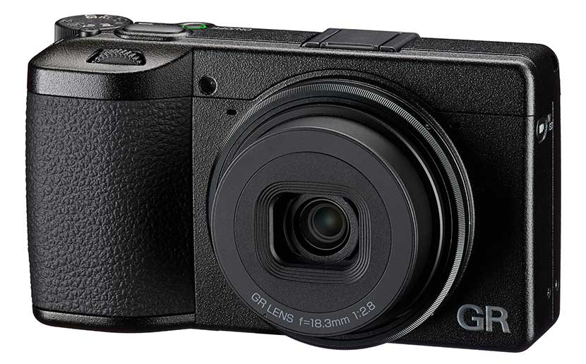 Cámara Ricoh GR IV compacta premium frontal para fotografía urbana