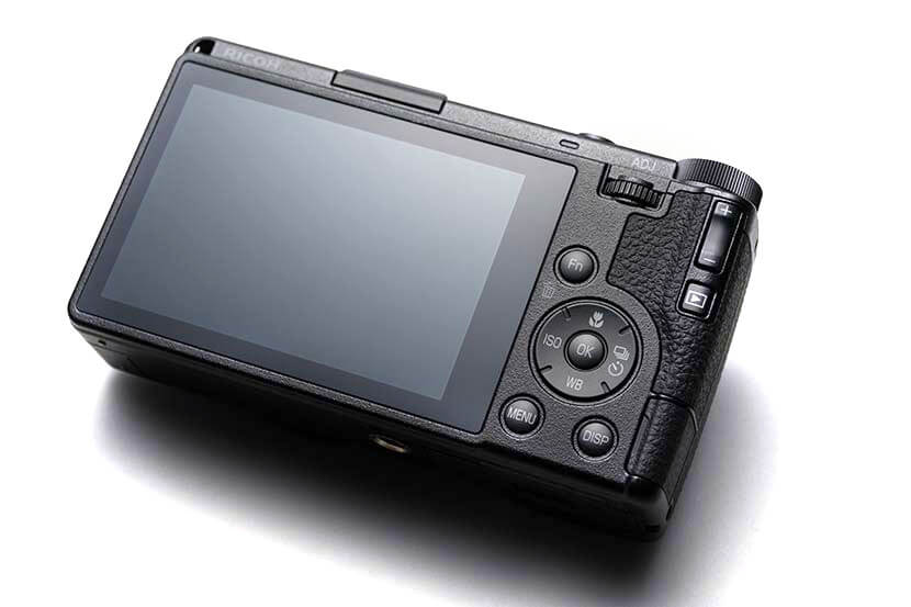 Ricoh GR IV vista trasera mostrando pantalla LCD táctil y controles rediseñados