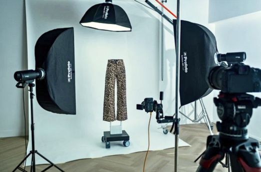 Fotografía de producto iluminada con strip softbox Profoto