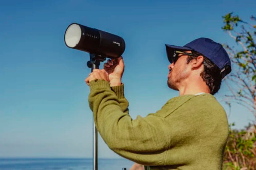Fotógrafo usando Profoto B20 en sesión de retrato en exteriores