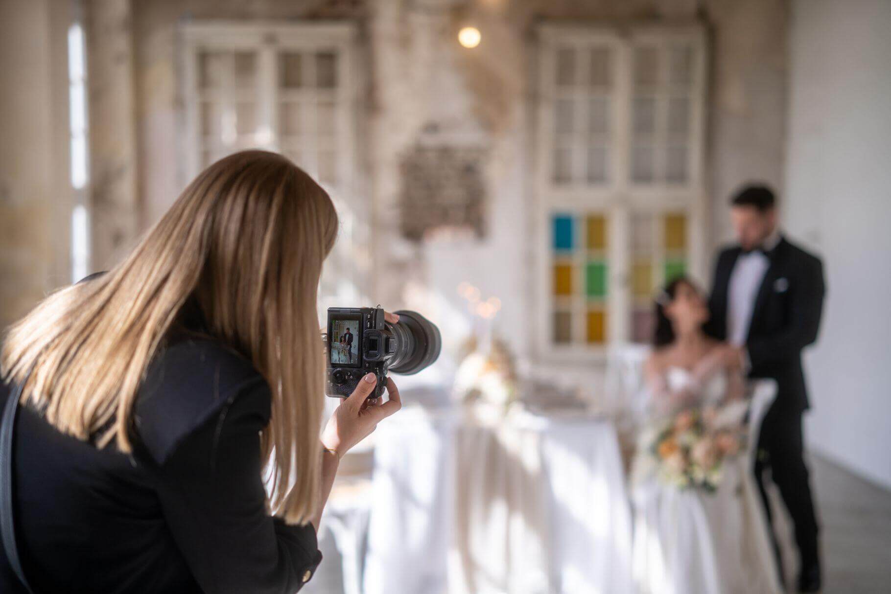 Fotógrafo de bodas usando objetivo zoom f/2.8 en interiores Fotógrafo de bodas usando objetivo zoom f/2.8 en interiores
