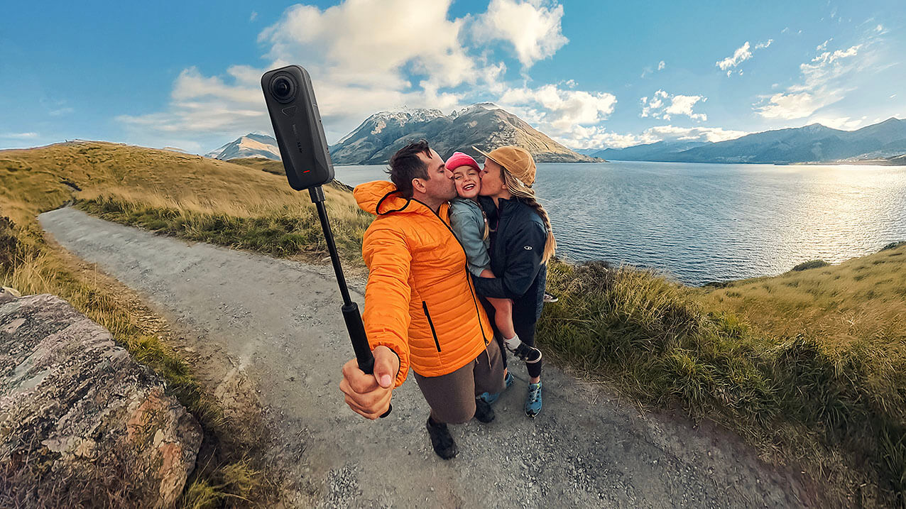 Diseño compacto y portátil de la Insta360 X4 Air ideal para viajes Grabando un selfie con palo de extensión y cámara Insta360 X4 Air