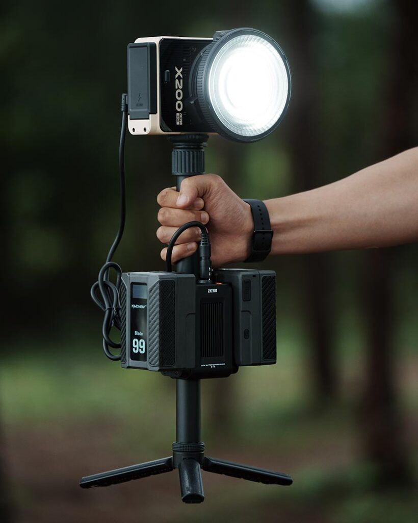 Zhiyun Molus X200 con baterías V-mount y hub multifuncional