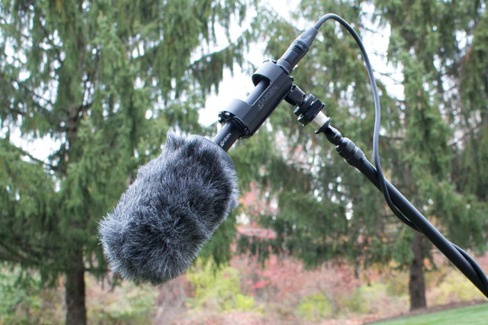 Micrófono direccional con paravientos Micrófono direccional con paravientos utilizado al aire libre