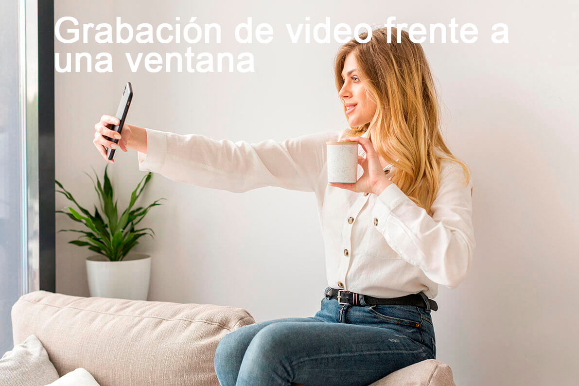 Grabación de vídeo con móvil junto a una ventana con luz natural