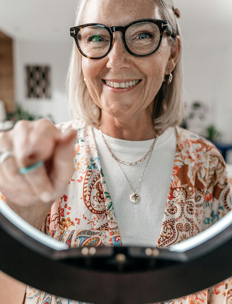 Vídeo con móvil usando aro de luz frontal: reflejo circular (donut) visible en gafas
