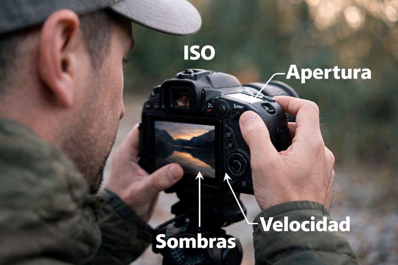 Fotógrafo ajustando la exposición en cámara usando ISO, apertura y velocidad