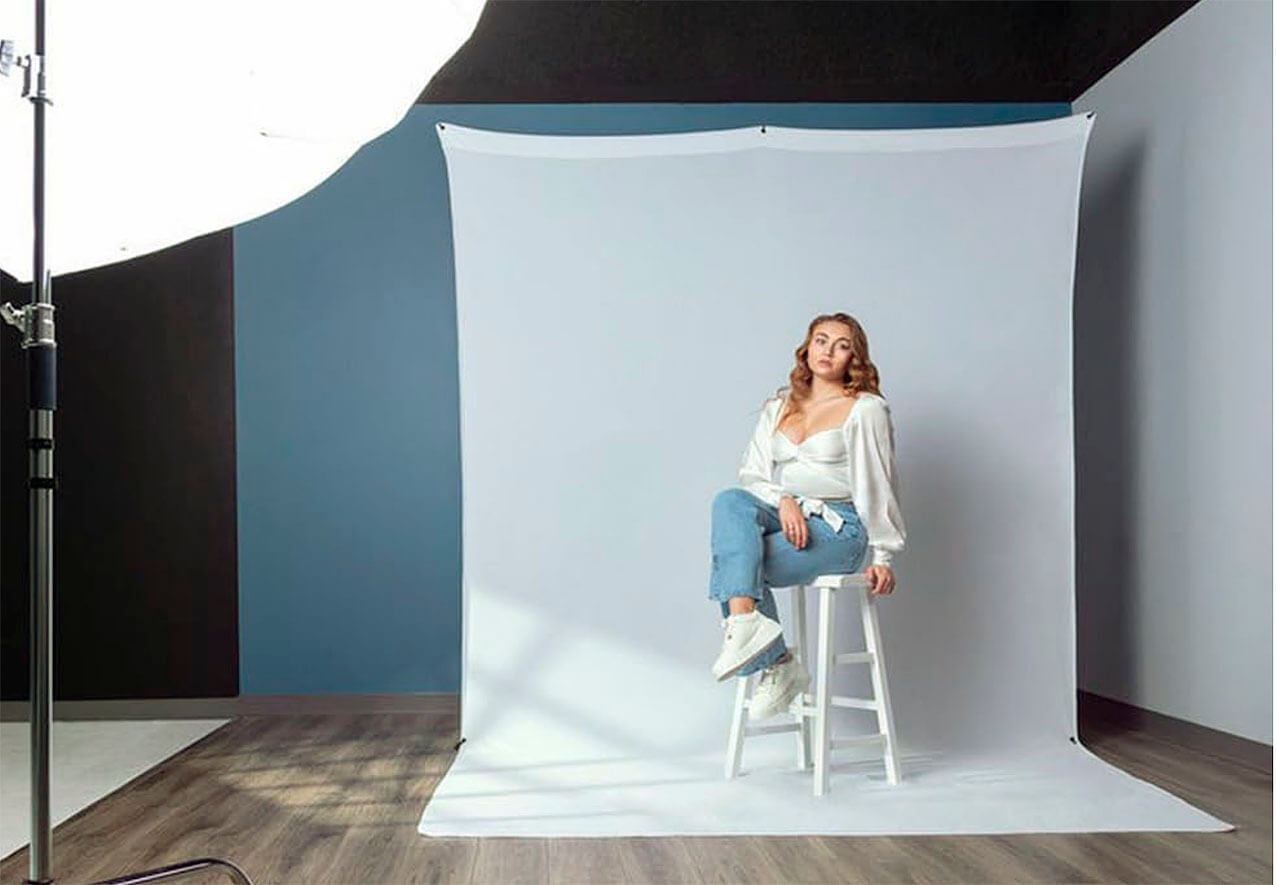 Cómo cambia un fondo fotográfico según la iluminación en estudio
