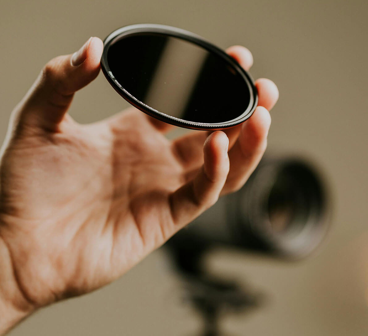 Filtro solar colocado delante del objetivo de una cámara para fotografiar un eclipse