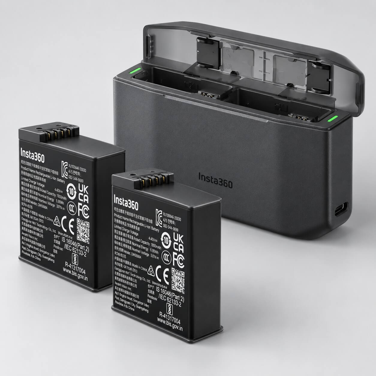 Dos baterías Insta360 X6 y Fast Charge Case del Essentials Bundle