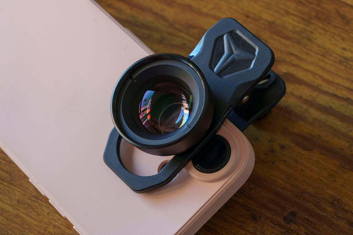 Lente externa alineada con una de las cámaras de un smartphone multicámara